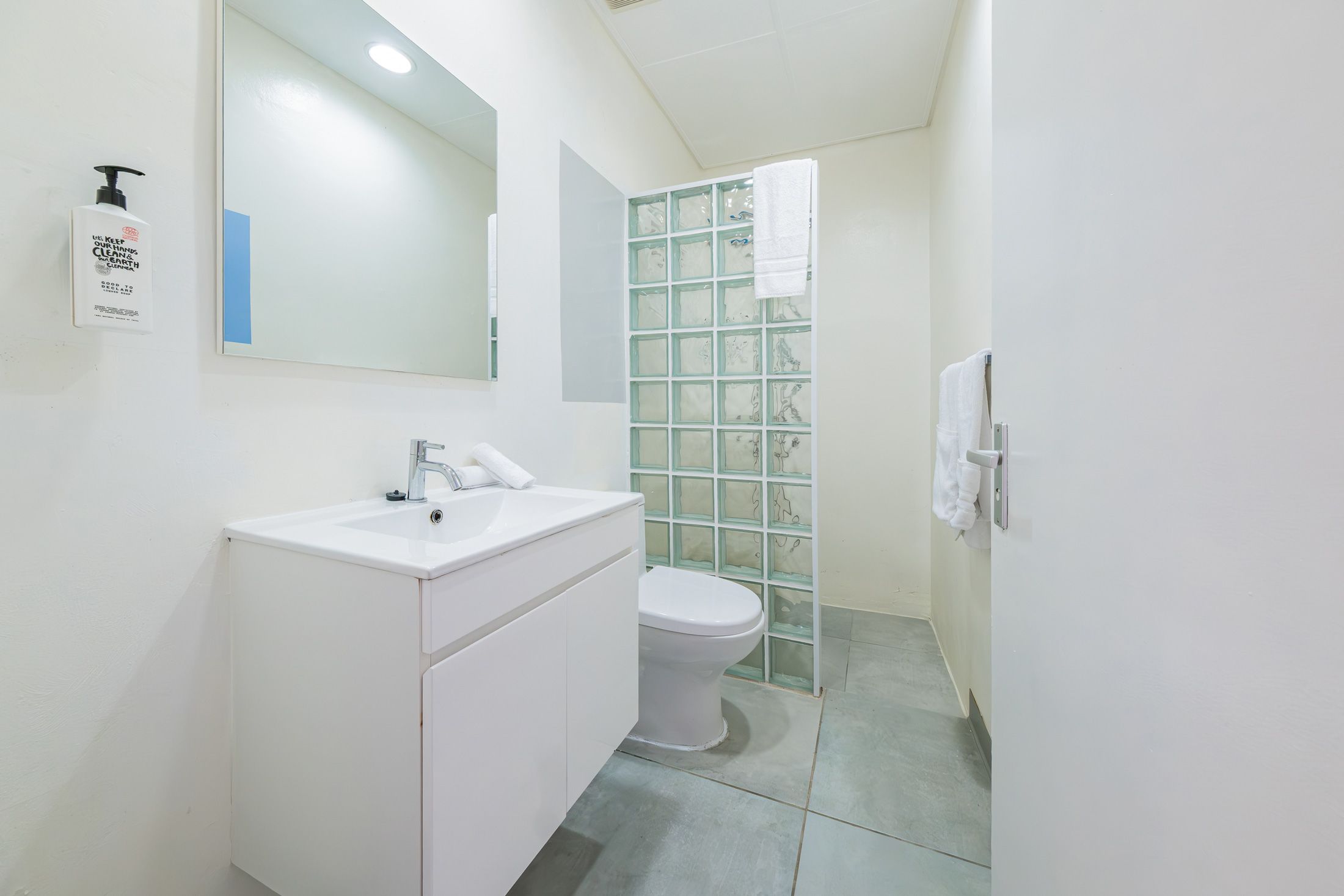 Deluxe King Double - Bathroom.jpg